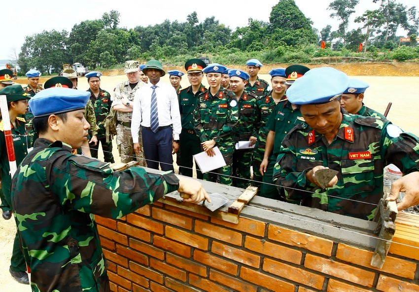 联合国评估和咨询访问（AAV）代表团2017年6月27日参观联合国维和行动工兵单位大楼建设工程施工过程。越通社记者 安登 摄