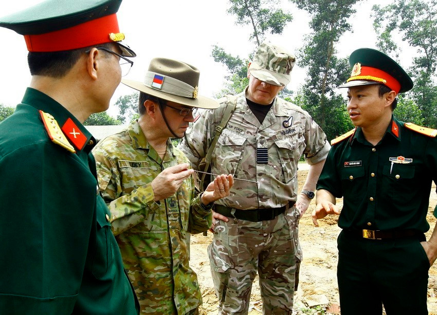2017年6月27日，联合国评估和咨询访问（AAV）代表团对参加联合国维和行动工兵单位的扫雷工具进行检查。越通社记者 安登 摄