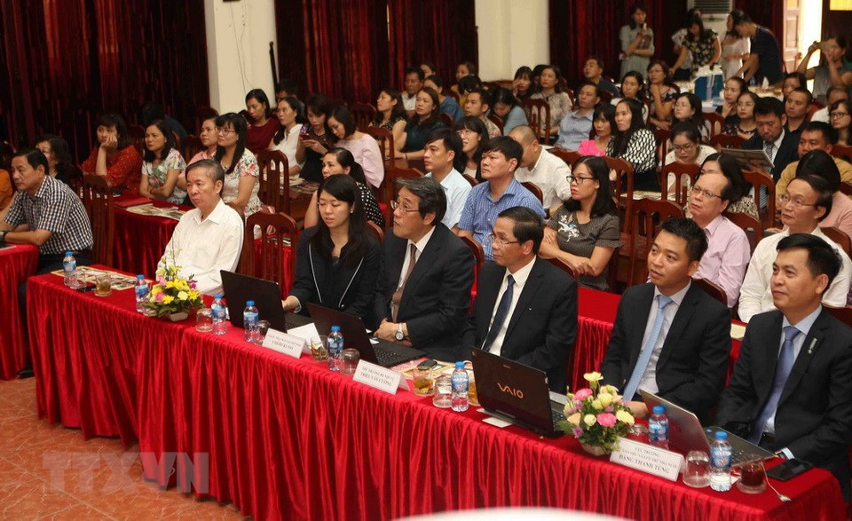 参观者参观并听取展会的说明。