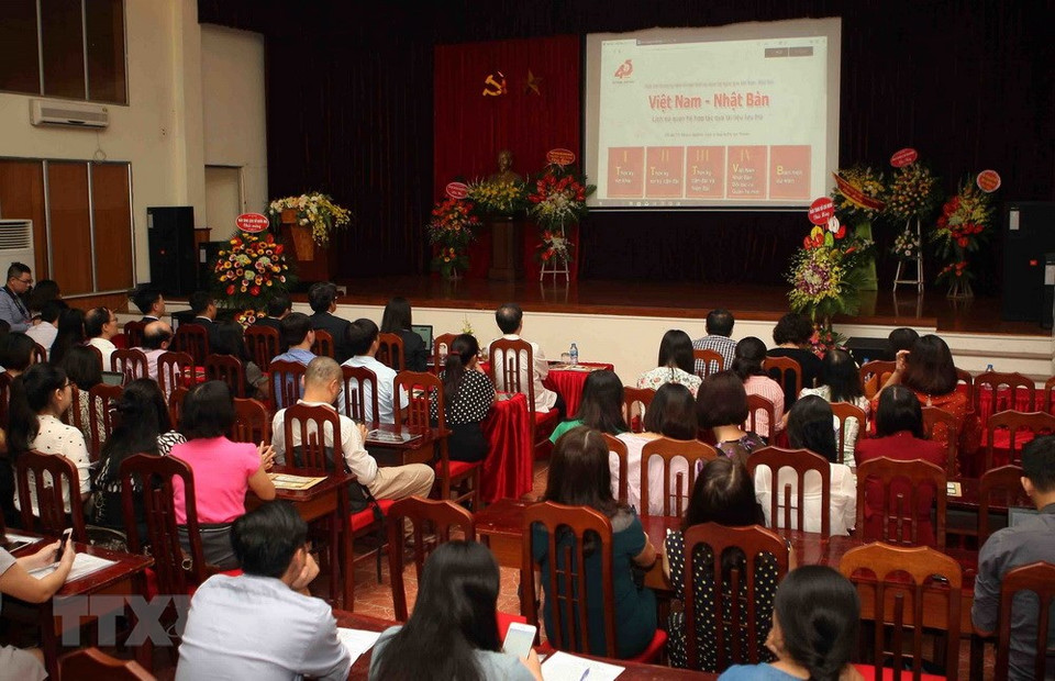 参观者参观并听取展会的说明。