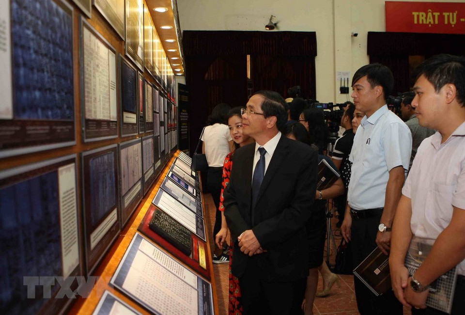 参观者参观展会上展示的资料。