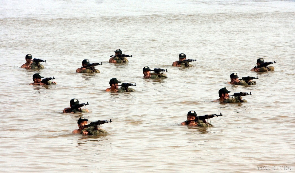 特警力量参加水下机动演习，随时等待解救人质的命令。图自越通社