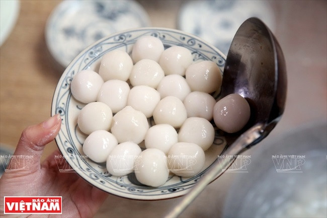 把红糖汤圆捞出来，摆在小盘子里。图自《越南画报》