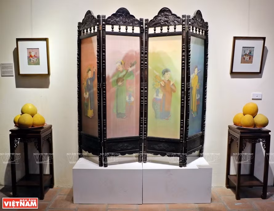  用不同材质来绘制的鼓行民间画吸引众多民间画爱好者前来参观。图自《越南画报》