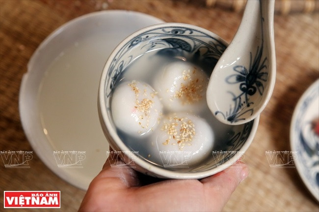 食用前再把一些芝麻撒在红糖汤圆上面。图自《越南画报》