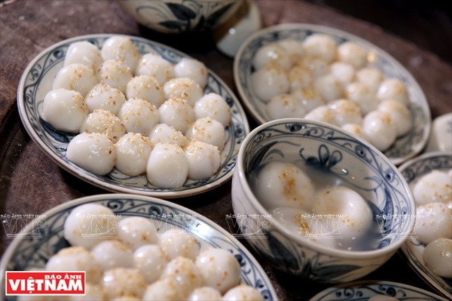 红糖汤圆一般摆在小盘子里，而绿豆汤圆盛在小碗里。图自《越南画报》