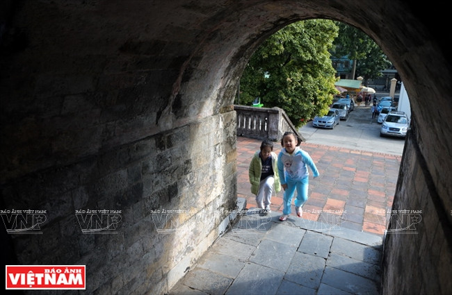 通往旗台的地下通道使用石头和砖瓦来建设的。图自 越通社