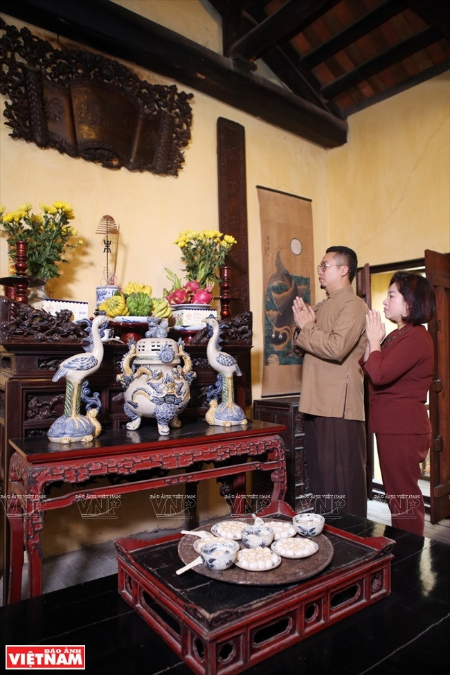 每逢寒食节，越南人都用红糖汤圆和绿豆汤圆来祭祀祖先。图自《越南画报》