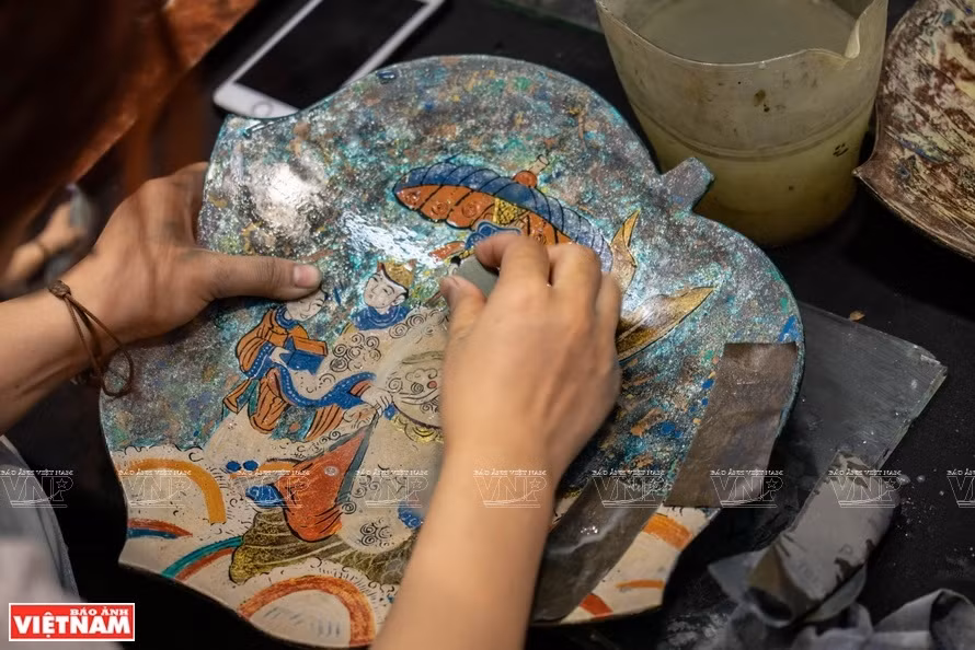 “从传统到传统”项目成员用磨漆技法绘制鼓行画。图片由“从传统到传统”项目提供