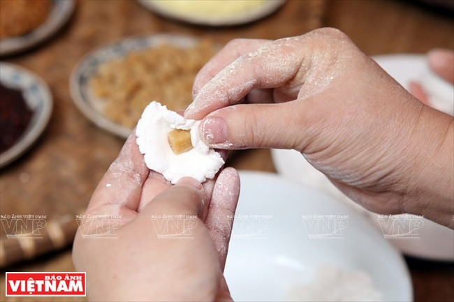 用糯米粉把小块红糖包起来，捏成球状的红糖汤圆。图自《越南画报》