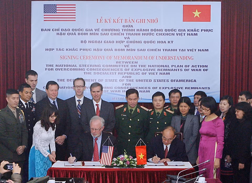 2013年12月16日，处理战后遗留炸弹地雷后果国家行动计划指导委员会与美国外交部共同签署有关克服越南战后遗留地雷炸弹后果的合作备忘录。图自越通社