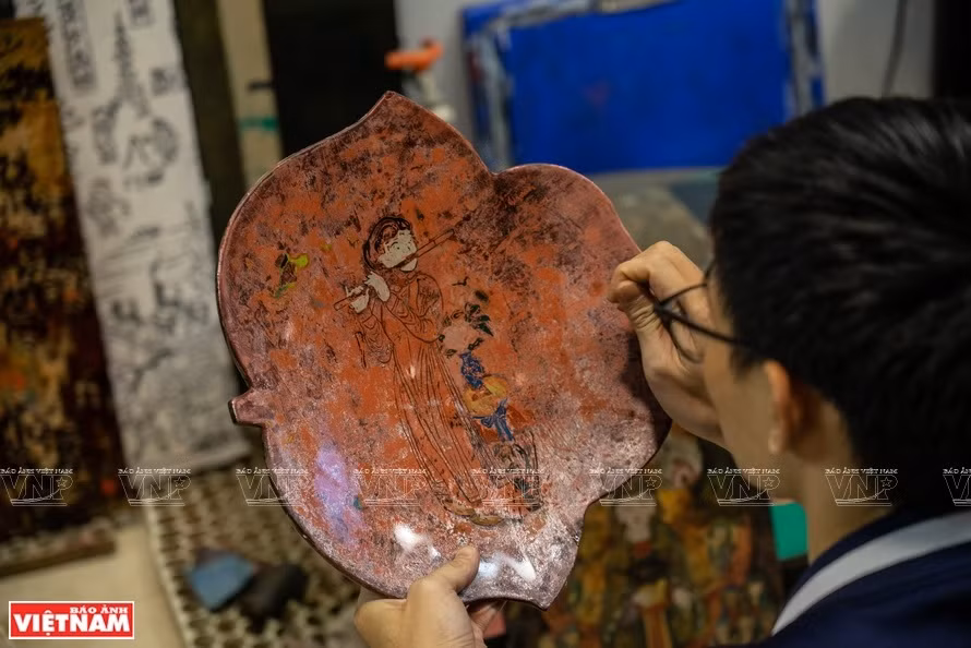 “从传统到传统”项目成员用磨漆技法绘制鼓行画。图片由“从传统到传统”项目提供