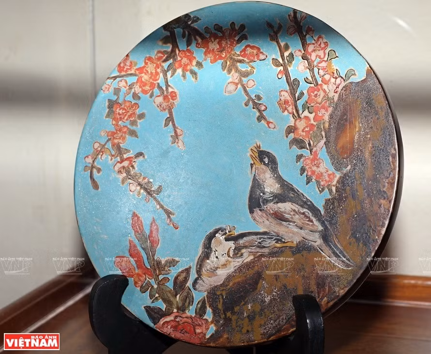 在不同材质上使用磨漆技法绘制的民间画作品。图自《越南画报》