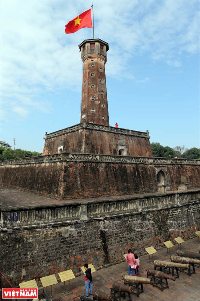 河内旗台不仅是首都河内神圣的象征，而且是游客们赴河内观光游览时非去不可的一个旅游景点。图自 越通社