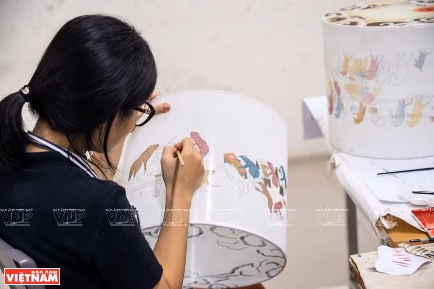 “从传统到传统”项目成员用磨漆技法绘制鼓行画。图片由“从传统到传统”项目提供