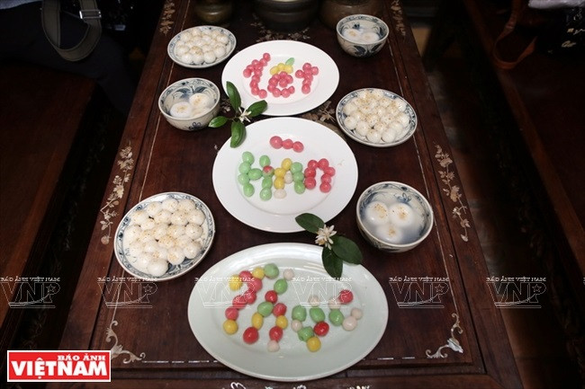 现在有很多家庭利用抹茶的绿色、木鳖果的红色、南瓜的黄色、红丝线的紫色等来制作五颜六色的汤圆，为这道传统寒食节美食增添色彩。图自《越南画报》