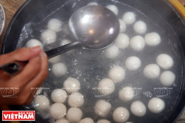 造型好的红糖汤圆被倒入开滚水锅中煮熟。图自《越南画报》