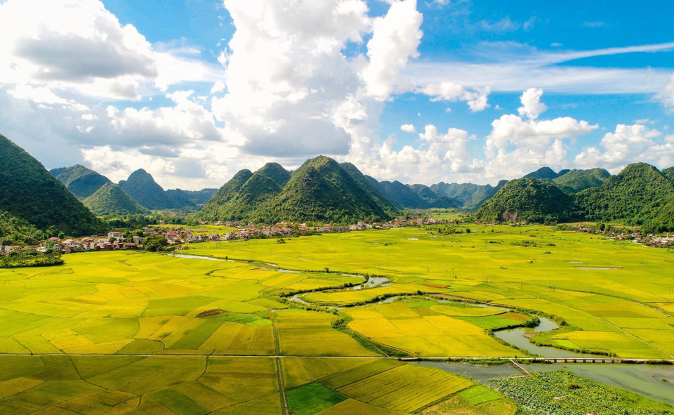 到傍晚，走在村子的那条弯弯山路上，一边是山民的土房，一边是辽阔的田土。成熟稻谷的气味和被烧的稻草味混在一起，形成一股农村味道，想把它带来城里也不容易，让人意犹未尽。图自越通社