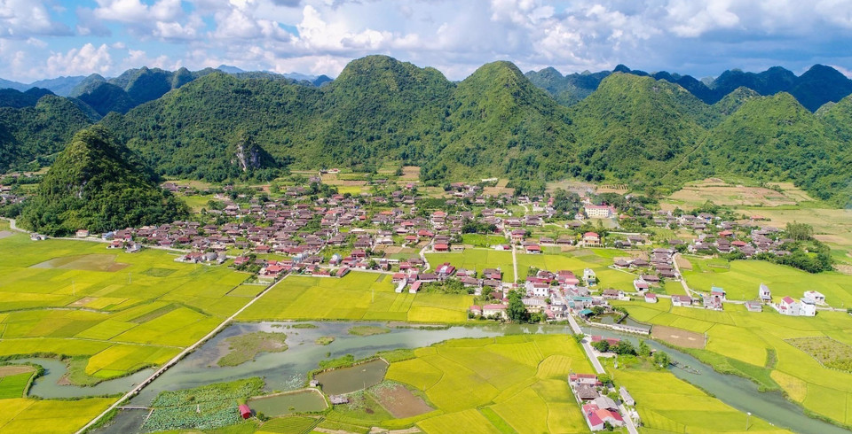 沿着丙一号国道行驶，距离和内160公里，属谅山省北山县的北山镇坐落在山谷里，它被一座一座岩石山拥抱在怀里。北山稻谷的“金季”一般在7月末和11月。图自越通社