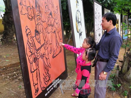 众多游客赴阮攸国家级特别遗迹区参观和敬香。（图片来源：越通社）