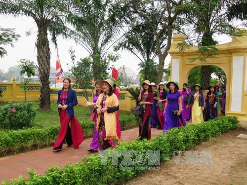 众多游客赴阮攸国家级特别遗迹区参观和敬香。（图片来源：越通社）