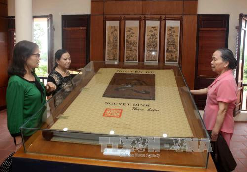游客参观阮攸博物馆——展示有关阮攸大诗豪的身世的珍贵资料及实物之地。（图片来源：越通社）