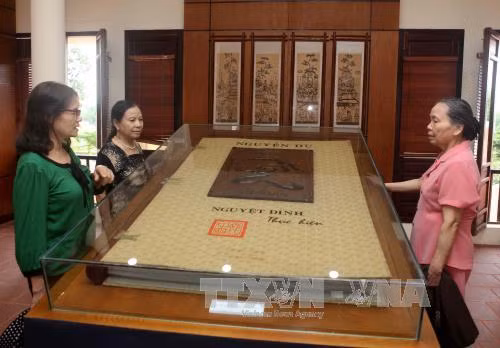 游客参观阮攸博物馆——展示有关阮攸大诗豪的身世的珍贵资料及实物之地。（图片来源：越通社）