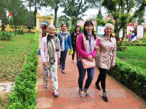 众多游客赴阮攸国家级特别遗迹区参观和敬香。（图片来源：越通社）