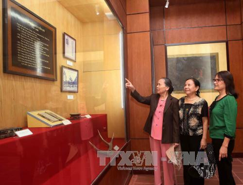 游客参观阮攸博物馆——展示有关阮攸大诗豪的身世的珍贵资料及实物之地。（图片来源：越通社）