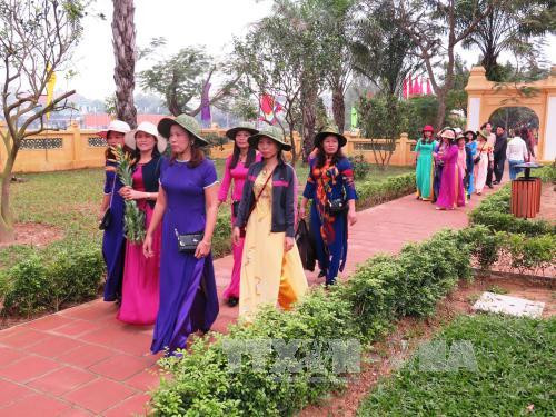 众多游客赴阮攸国家级特别遗迹区参观和敬香。（图片来源：越通社）