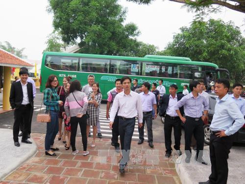 众多游客赴阮攸国家级特别遗迹区参观和敬香。（图片来源：越通社）