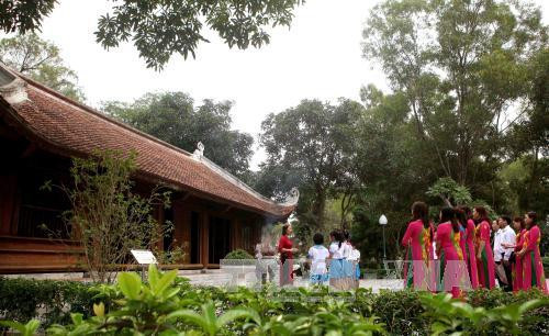 当地学校的师生们在阮攸国家级特别遗迹区了解阮攸大诗豪的身世。（图片来源：越通社）