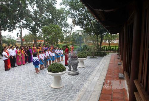 当地学校的师生们在阮攸国家级特别遗迹区了解阮攸大诗豪的身世。（图片来源：越通社）