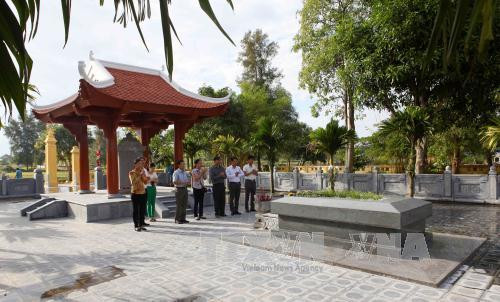 游客在阮攸陵墓敬香。（图片来源：越通社）