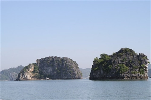 横过拜子龙湾（图片来源：dantocmiennui.vn）