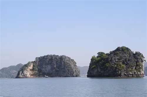 横过拜子龙湾（图片来源：dantocmiennui.vn）