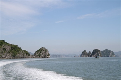 横过拜子龙湾（图片来源：dantocmiennui.vn）