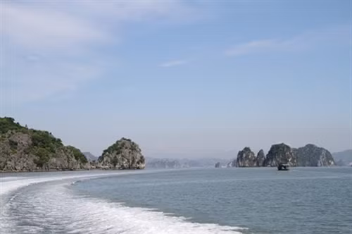 横过拜子龙湾（图片来源：dantocmiennui.vn）
