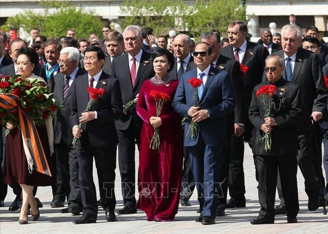 2015年5月9日，越南国家主席张晋创与夫人出席俄罗斯纪念伟大的卫国战争胜利70周年庆典和在俄罗斯无名英雄纪念碑前敬献花圈。图自越通社