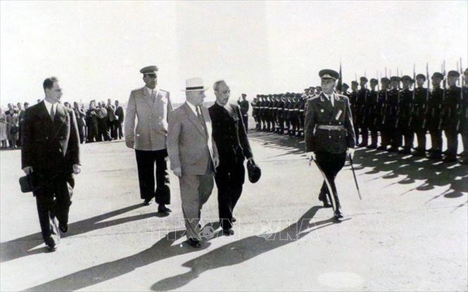 前苏联领导人克里门特•叶弗列莫维奇•伏罗希洛夫于1955年7月12日主持仪式迎接胡志明主席对前苏联进行正式友好访问。图自越通社