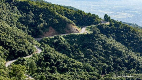 如果你是个喜爱探索和冒险的自驾游，千万不要错过征服得然山口和玩穆山口的体验。图为连接林同省丹阳县与宁顺省潘让市之间的玩穆山口（图片来源：vnexpress.net）