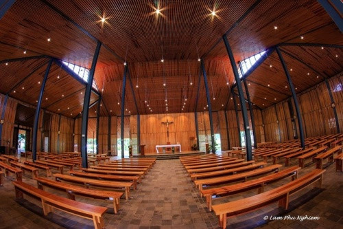 歌丹教堂距离得然市镇27公里，设计中拥有着浓郁西原文化气息的建筑风格（图片来源：vnexpress.net）