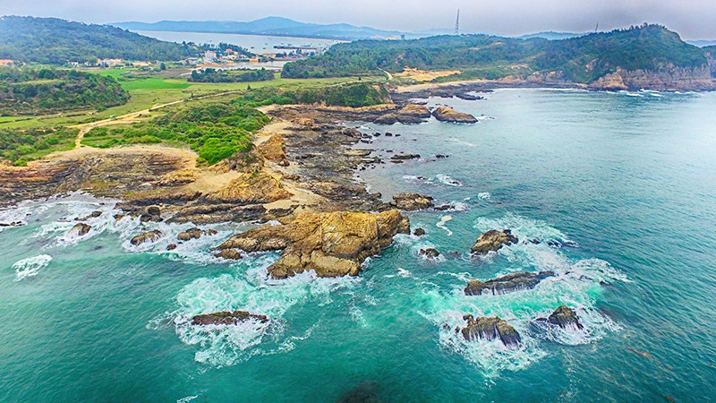 来到姑苏岛，游客能够浸没在海风、波浪中，欣赏岩石与海水的颜色。