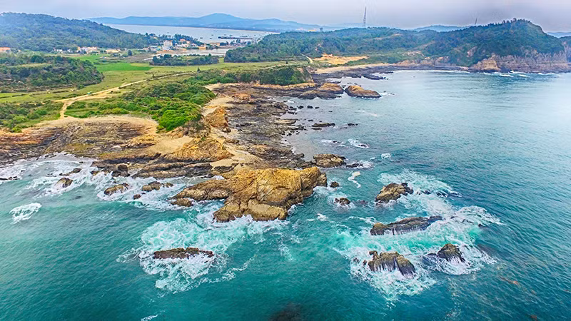 来到姑苏岛，游客能够浸没在海风、波浪中，欣赏岩石与海水的颜色。