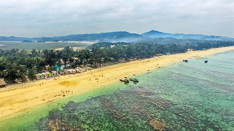 金色的沙滩、清澈见底的海水。