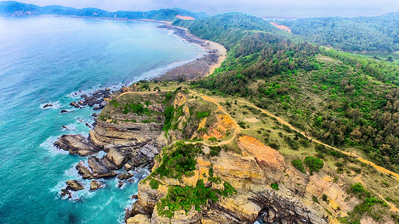 站在媚桥岩石滩上，游客可以观赏全岛的美景。