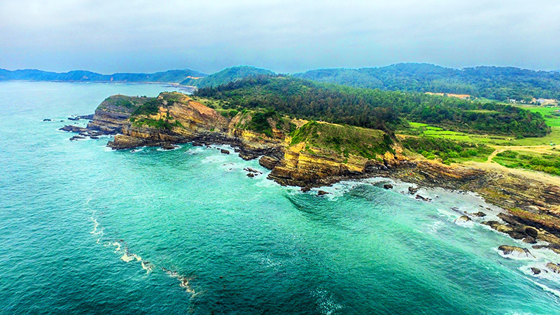 来到姑苏岛，游客能够浸没在海风、波浪中，欣赏岩石与海水的颜色。