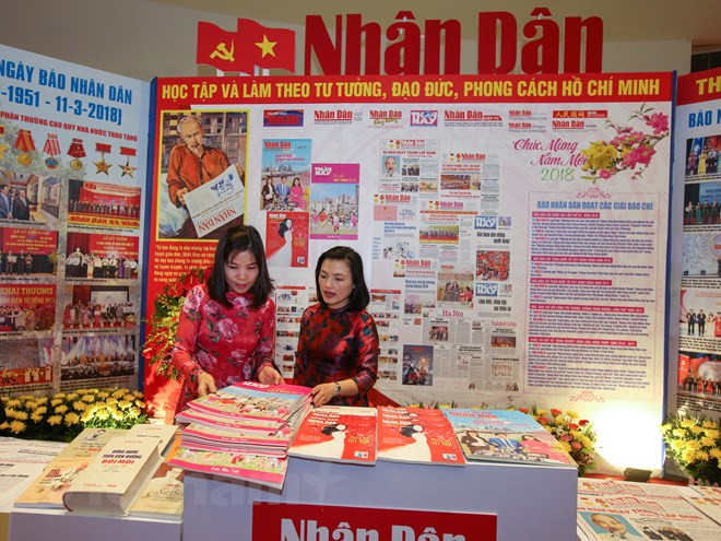 《人民报》展位。越通社记者 明山 摄