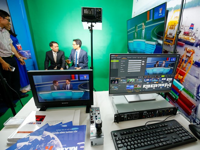 越南政府副总理武德儋与越通社社长阮德利在越通社移动演播室。越通社记者 明山 摄