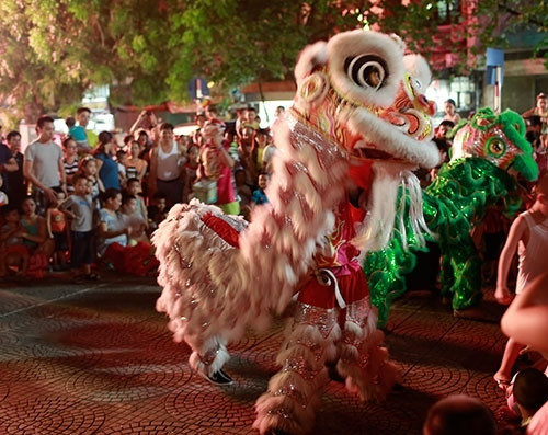 龙舞队赢得小朋友的热烈欢迎。 （完）